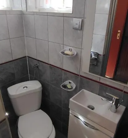 Nad Jeziorem W Otulinie Lasu Holiday home *